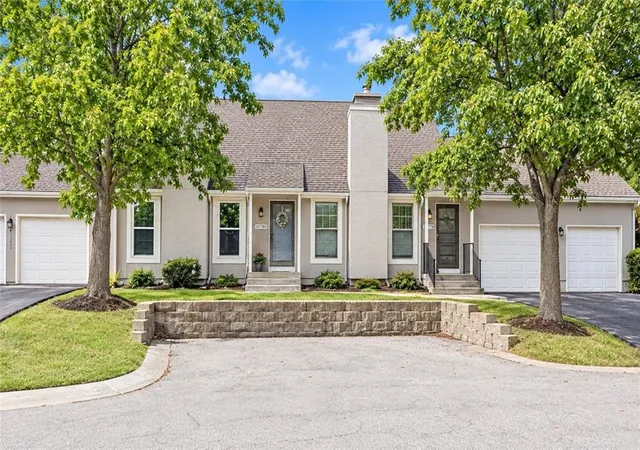 Photo 1 of Townhouse for sale at 10780 Oakmont St, Overland Park, KS 66210 | MLS# 2641794 | Listing updated on 2026-09-18
