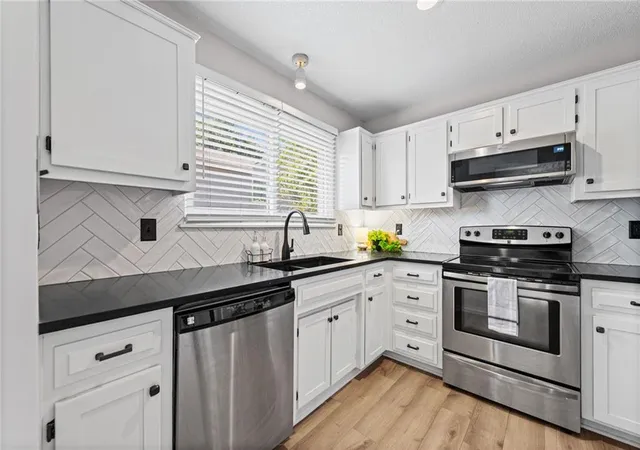 Photo 3 of Townhouse for sale at 10780 Oakmont St, Overland Park, KS 66210 | MLS# 2641794 | Listing updated on 2026-09-18