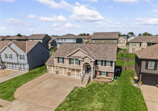 Photo 2 of Single family home for sale at 7502 Ne 109th Street, Kansas City, MO 64157 | MLS# 2642029 | Listing updated on 2026-09-18