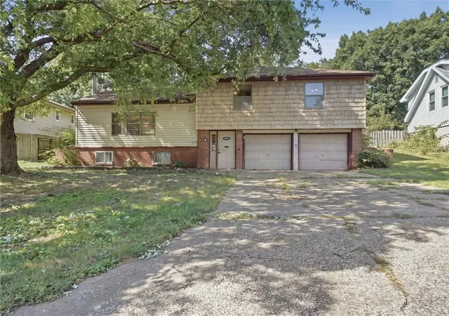 Photo 1 of Sale Pending at 4904 Nw Fisk Ave, Kansas City, MO 64151 | MLS# 2642425 | Listing updated on 2026-09-17