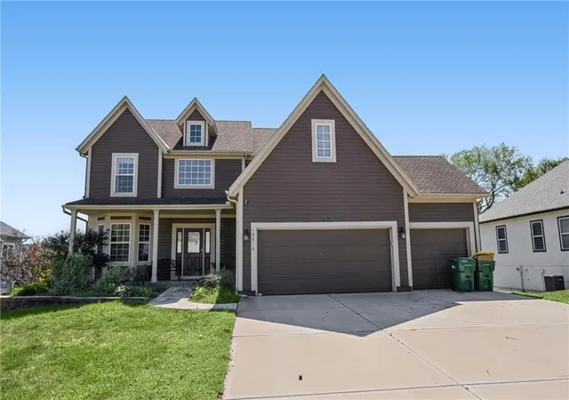 Single family home for sale at 12213 Clubhouse Dr, Kansas City, KS 66109 | MLS# 2642438