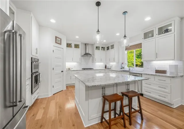 Photo 3 of Single family home for sale at 433 N Winnebago Dr, Lake Winnebago, MO 64034 | MLS# 2642587 | Listing updated on 2026-09-22
