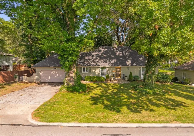 Photo 2 of Single family home for sale at 8505 Ward Pkwy, Kansas City, MO 64114 | MLS# 2642642 | Listing updated on 2026-10-16