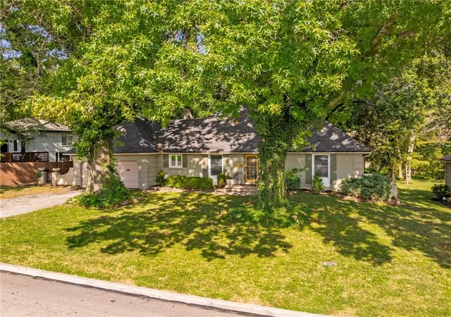 Photo 3 of Single family home for sale at 8505 Ward Pkwy, Kansas City, MO 64114 | MLS# 2642642 | Listing updated on 2026-10-16