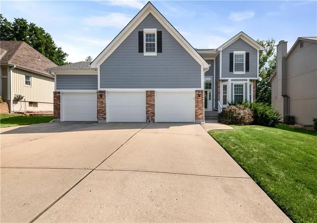 Photo 1 of Single family home for sale at 9407 N Tracy Ave, Kansas City, MO 64155 | MLS# 2642905 | Listing updated on 2026-10-07