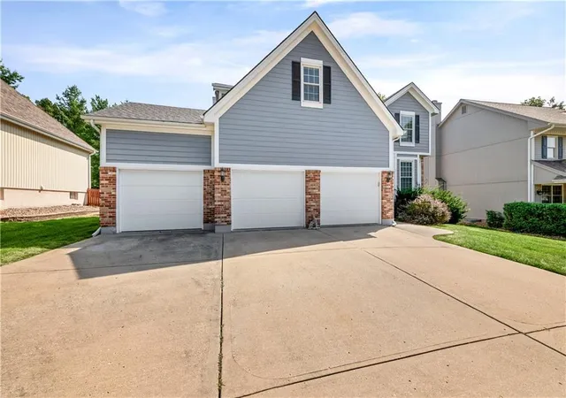 Photo 2 of Single family home for sale at 9407 N Tracy Ave, Kansas City, MO 64155 | MLS# 2642905 | Listing updated on 2026-10-07