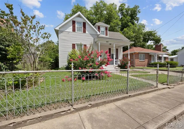 Photo 2 of Single family home for sale at 640 N 3rd St, Sainte Genevieve, MO 63670 | MLS# MIS25049949 | Listing updated on 2026-09-18