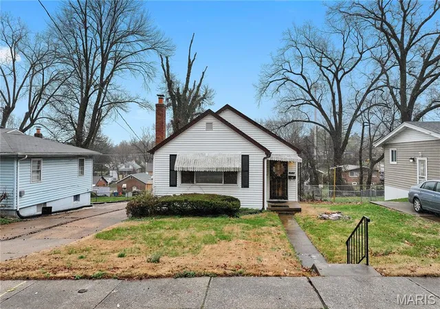 Photo 1 of Sale Pending at 2914 Lyndhurst Ave, Saint Louis, MO 63121 | MLS# MIS26014756 | Listing updated on 2026-10-08