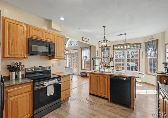 Photo 3 of Sale Pending at 27669 Jackson Ct, Warrenton, MO 63383 | MLS# MIS26016188 | Listing updated on 2026-09-30