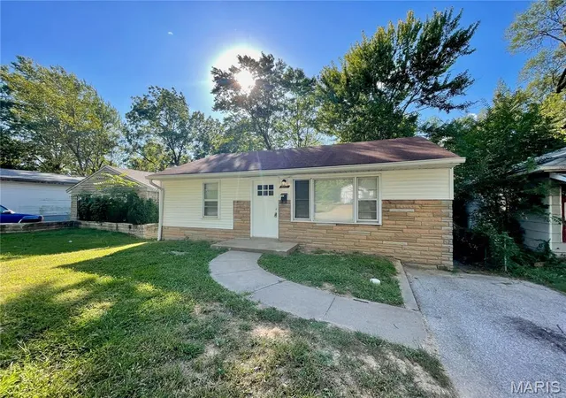 Photo 1 of Single family home for sale at 10121 Baron Dr, Saint Louis, MO 63136 | MLS# MIS26021241 | Listing updated on 2026-09-30