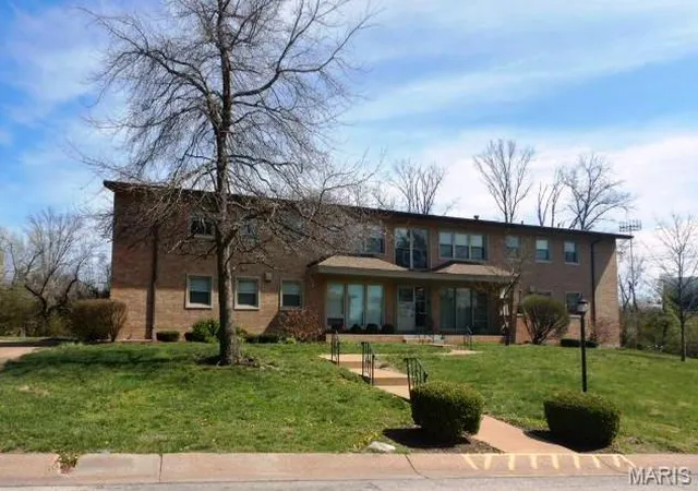 Condo for sale at 4 Delcrest Ct #201, St Louis, MO 63124 | MLS# MIS26022609