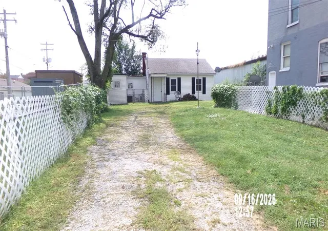 Photo 2 of Single family home for sale at 8 E C St, Belleville, IL 62220 | MLS# MIS26023079 | Listing updated on 2026-10-07