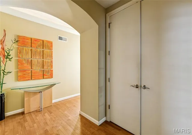 Photo 4 of Condo for sale at 400 S 14Th St #910, Saint Louis, MO 63103 | MLS# MIS26023854 | Listing updated on 2026-09-28