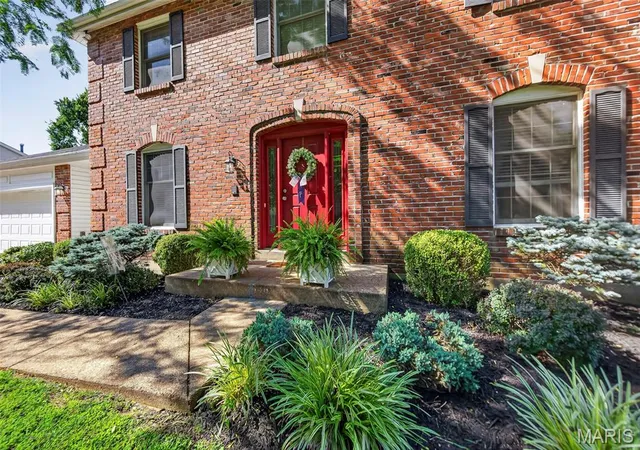 Photo 3 of Sale Pending at 3636 Whispering Ridge Ln, St Louis, MO 63129 | MLS# MIS26025587 | Listing updated on 2026-09-16