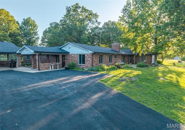 Photo 3 of Single family home for sale at 26541 Lake Shore Rd, Lebanon, MO 65536 | MLS# MIS26027016 | Listing updated on 2026-09-16