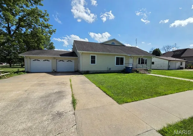 Photo 2 of Single family home for sale at 304 E Quincy St, Lewistown, MO 63452 | MLS# MIS26027093 | Listing updated on 2026-09-17