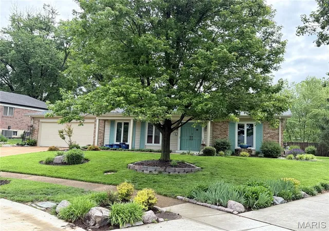 Photo 3 of Single family home for sale at 8 Sweet Meadows Ln, Ballwin, MO 63011 | MLS# MIS26028045 | Listing updated on 2026-10-03