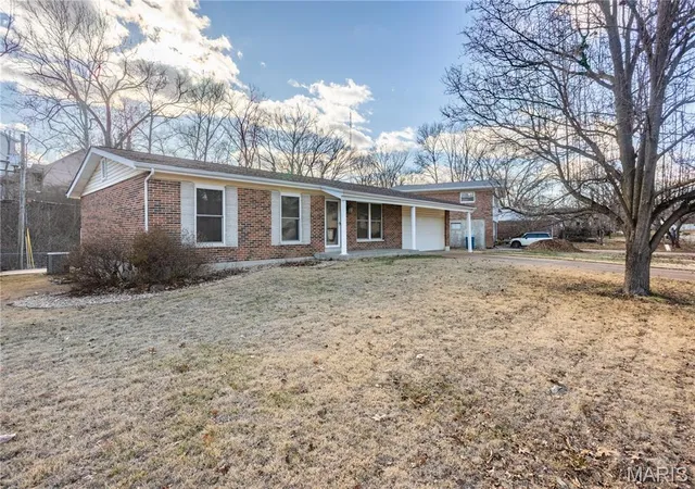 Photo 2 of Sale Pending at 11042 Wylestone Ct, Saint Louis, MO 63126 | MLS# MIS26034111 | Listing updated on 2026-09-16