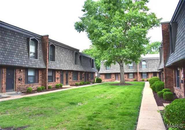 Photo 2 of Sale Pending at 1869 Mansard Dr, Saint Louis, MO 63125 | MLS# MIS26035640 | Listing updated on 2026-09-30