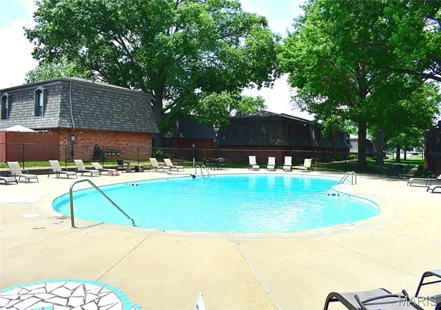 Photo 3 of Sale Pending at 1869 Mansard Dr, Saint Louis, MO 63125 | MLS# MIS26035640 | Listing updated on 2026-09-30