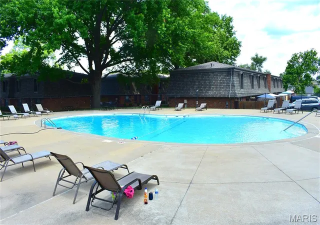 Photo 3 of Sale Pending at 1869 Mansard Dr, Saint Louis, MO 63125 | MLS# MIS26035640 | Listing updated on 2026-09-30