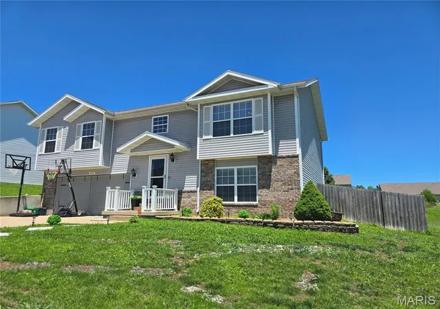 Photo 2 of Single family home for sale at 102 Mary Catherine St, Waynesville, MO 65583 | MLS# MIS26037373 | Listing updated on 2026-10-06
