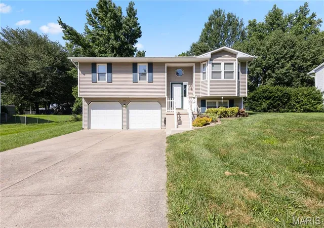 Photo 2 of Single family home for sale at 220 Alpine Dr, Cape Girardeau, MO 63701 | MLS# MIS26042175 | Listing updated on 2026-09-16