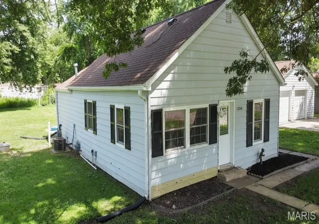 Photo 2 of Single family home for sale at 1204 Williamson Ave, Staunton, IL 62088 | MLS# MIS26044104 | Listing updated on 2026-10-05