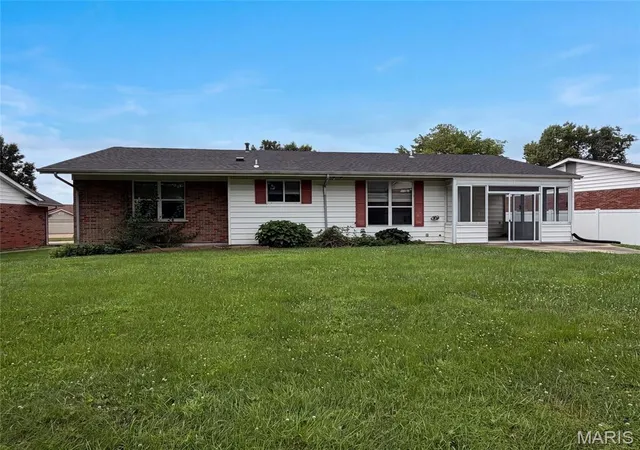 Photo 4 of Sale Pending at 3679 Vago Ln, Florissant, MO 63034 | MLS# MIS26044589 | Listing updated on 2026-09-30