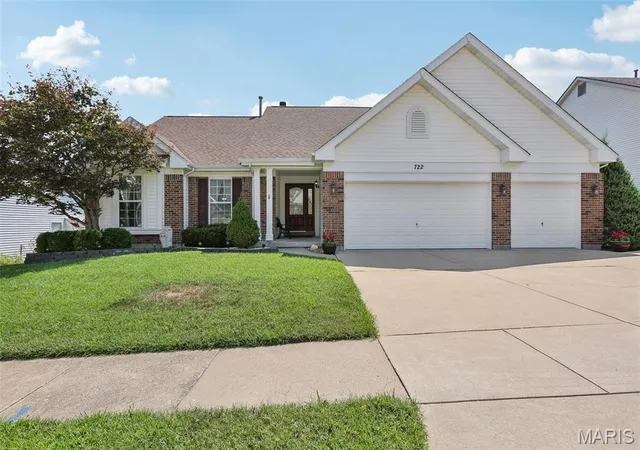 Photo 2 of Single family home for sale at 722 Grand View Ridge Ct, Eureka, MO 63025 | MLS# MIS26045674 | Listing updated on 2026-09-16