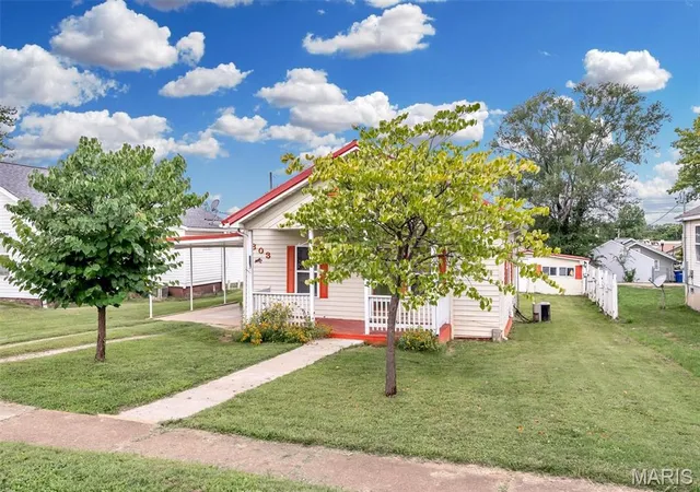 Photo 2 of Sale Pending at 803 N Grant St, Desloge, MO 63601 | MLS# MIS26045817 | Listing updated on 2026-09-22