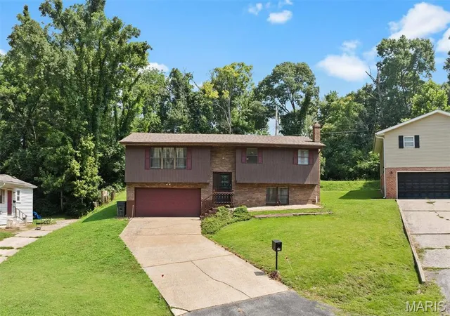 Photo 1 of Single family home for sale at 27 Oakleigh Dr, Belleville, IL 62223 | MLS# MIS26045880 | Listing updated on 2026-09-17