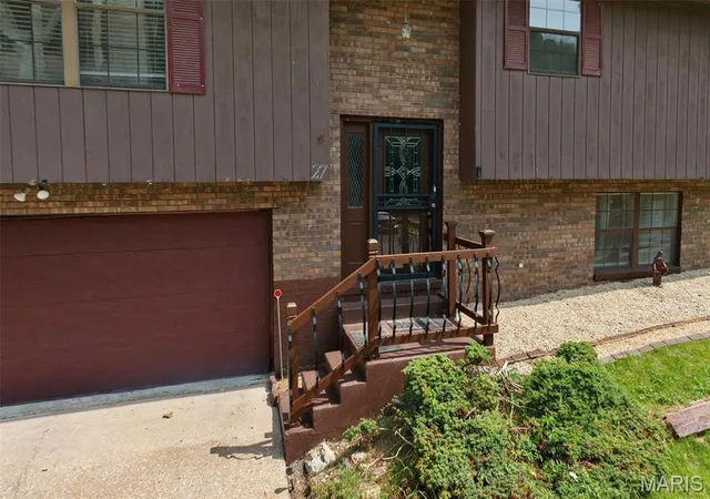 Photo 2 of Single family home for sale at 27 Oakleigh Dr, Belleville, IL 62223 | MLS# MIS26045880 | Listing updated on 2026-09-17