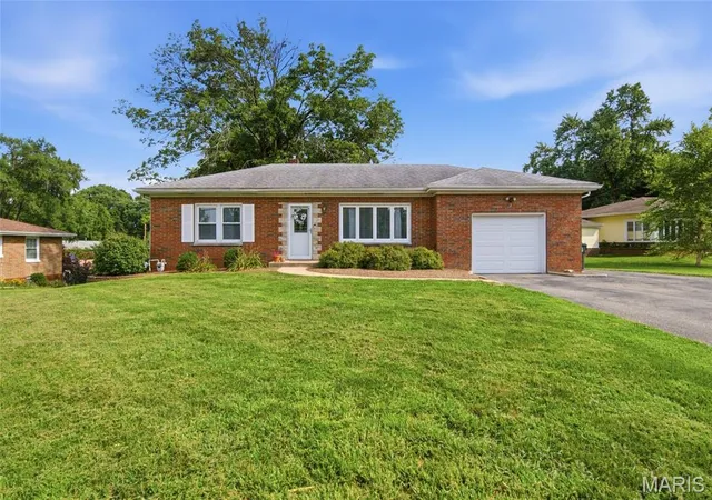 Photo 1 of Sale Pending at 14 Circle Dr, Fairview Heights, IL 62208 | MLS# MIS26046212 | Listing updated on 2026-09-17
