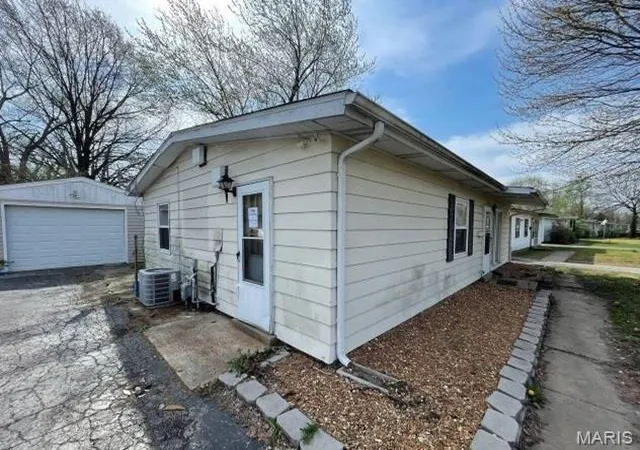Photo 3 of Single family home for sale at 128 Saint Thomas Ln, East Saint Louis, IL 62206 | MLS# MIS26047268 | Listing updated on 2026-09-16