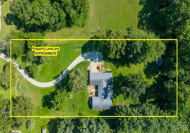 Photo 2 of Single family home for sale at 2405 Washingtpm St, Salem, IL 62881 | MLS# MIS26048146 | Listing updated on 2026-09-17