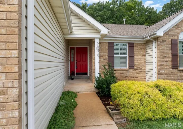 Photo 2 of Sale Pending at 716 Vista Glen Ct, Eureka, MO 63025 | MLS# MIS26048675 | Listing updated on 2026-09-19