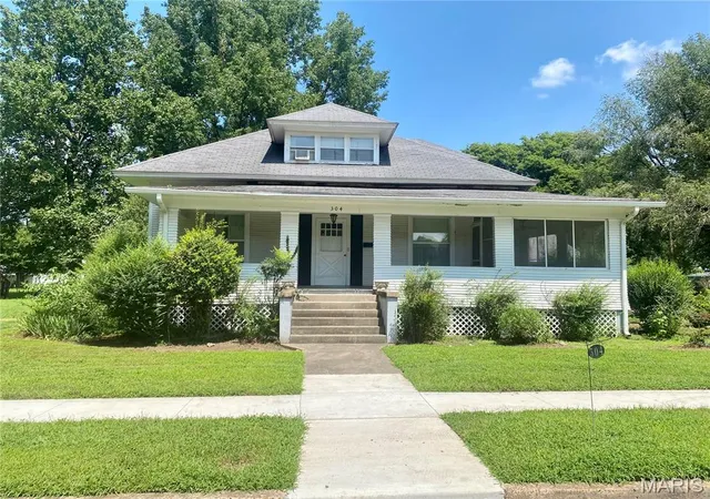 Single family home for sale at 304 Hunter St, Charleston, MO 63834 | MLS# MIS26049049