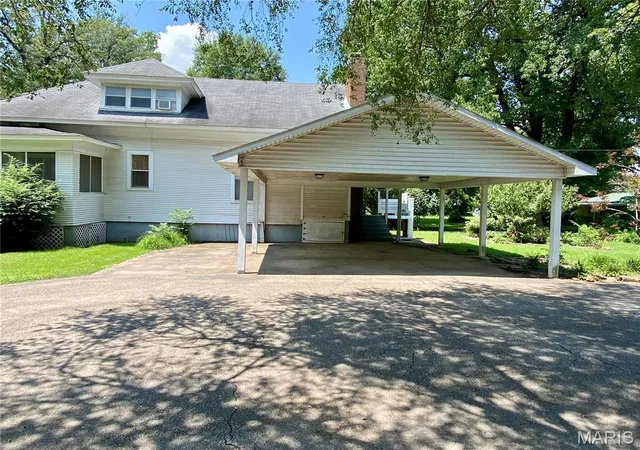 Photo 3 of Single family home for sale at 304 Hunter St, Charleston, MO 63834 | MLS# MIS26049049 | Listing updated on 2026-10-05