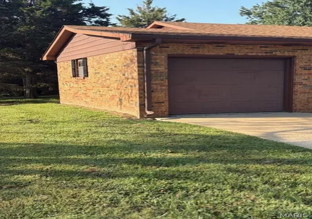 Photo 2 of Single family home for sale at 2418 College Dr, Belleville, IL 62221 | MLS# MIS26049940 | Listing updated on 2026-09-22
