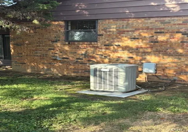 Photo 4 of Single family home for sale at 2418 College Dr, Belleville, IL 62221 | MLS# MIS26049940 | Listing updated on 2026-09-22