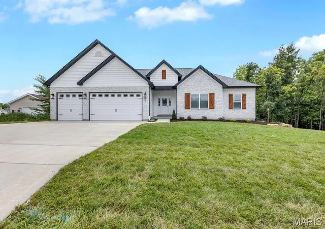 Photo 2 of Sale Pending at 8 Highland Pl, Wentzville, MO 63385 | MLS# MIS26050244 | Listing updated on 2026-09-17