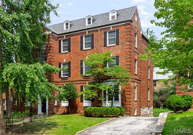Photo 1 of Condo for sale at 7529 Wellington Wy #3, Saint Louis, MO 63105 | MLS# MIS26050741 | Listing updated on 2026-09-28