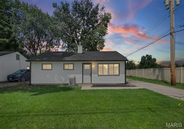Photo 2 of Single family home for sale at 1009 Royal Heights Rd, Belleville, IL 62226 | MLS# MIS26051071 | Listing updated on 2026-09-16