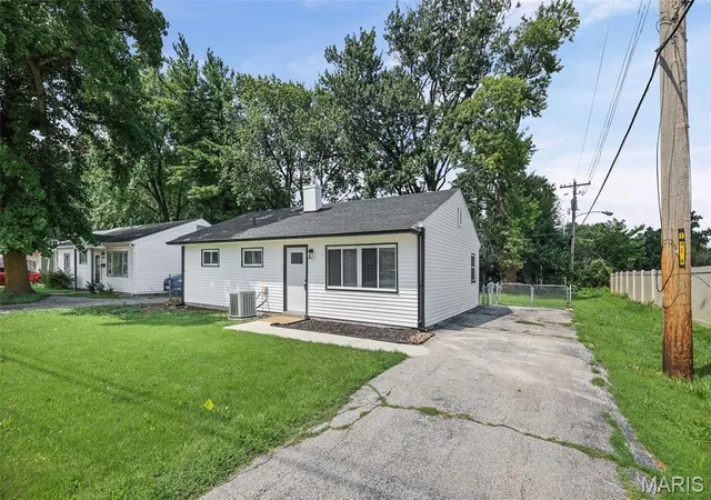 Photo 3 of Single family home for sale at 1009 Royal Heights Rd, Belleville, IL 62226 | MLS# MIS26051071 | Listing updated on 2026-09-16