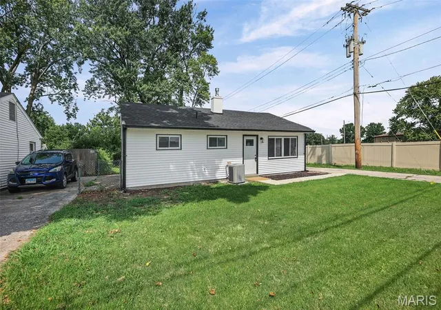 Photo 3 of Single family home for sale at 1009 Royal Heights Rd, Belleville, IL 62226 | MLS# MIS26051071 | Listing updated on 2026-10-05