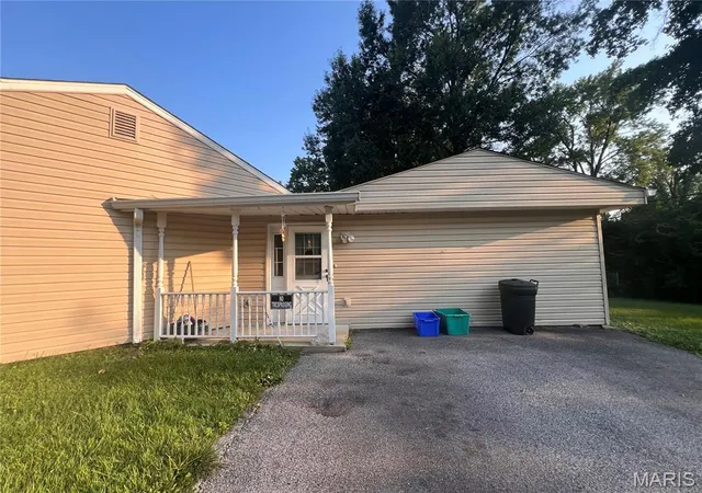 Photo 4 of Sale Pending at 3900 N Park Dr, Belleville, IL 62226 | MLS# MIS26051139 | Listing updated on 2026-09-28