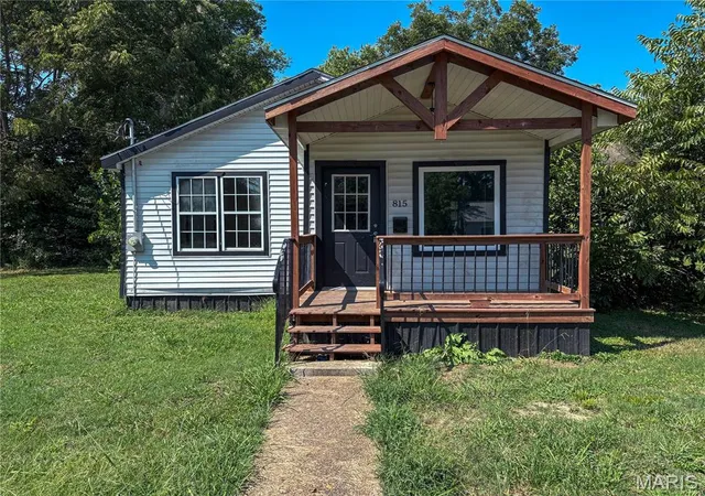 Single family home for sale at 815 Grand Ave, Poplar Bluff, MO 63901 | MLS# MIS26051585