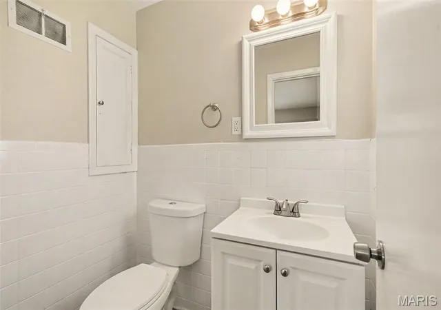 Photo 4 of Single family home for sale at 1405 Del Rey Dr, Florissant, MO 63031 | MLS# MIS26052419 | Listing updated on 2026-10-09