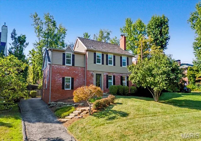 Photo 3 of Single family home for sale at 12 Beverly Dr, Olivette, MO 63132 | MLS# MIS26052502 | Listing updated on 2026-09-20